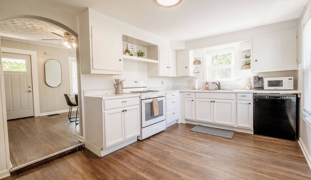 The Fox's Den w King Bed-Fire Pit-Fenced Backyard