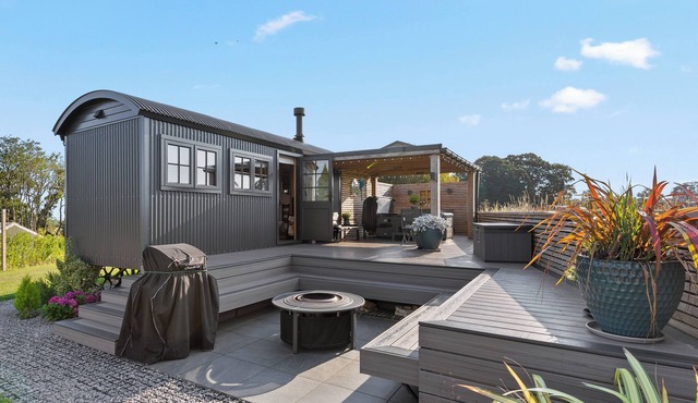 The Fox's Den - UKC7133