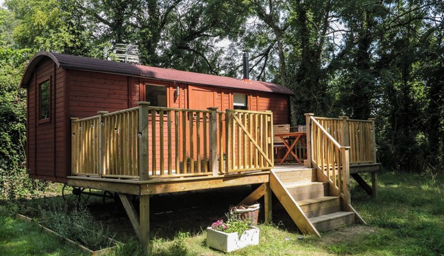 THE FOXES DEN SHEPHERDS HUT, pet friendly in Oldbury-On-Severn