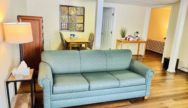 The Franklin Estate - Suite E- Private Apt-KingBed