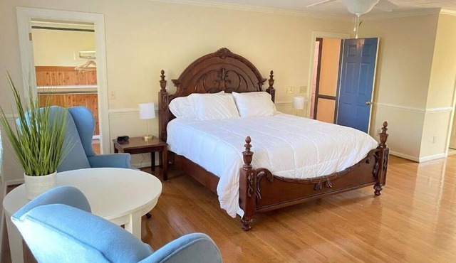 The Franklin Estate - Suite A-Private Apt-King Bed