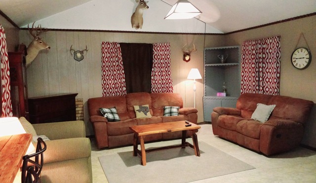The Franklin Ranch Hunter's Cabin - 35 Minutes from Texas A&M football!