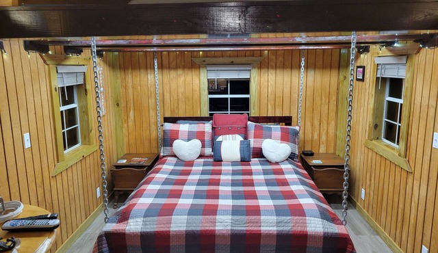 The Freckled Cabin & Outdoor Shower, Wooded, Private, minutes to Base & Beaches
