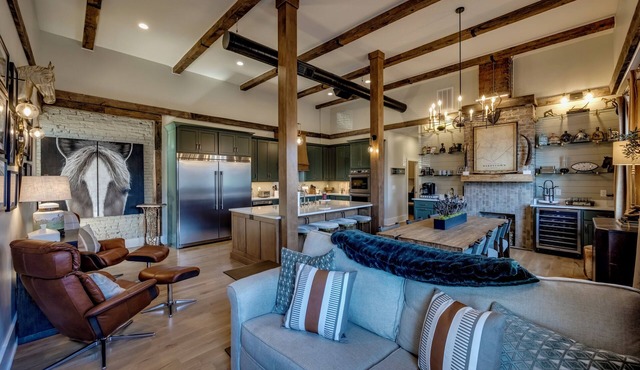 The Full Proof Penthouse in Downtown Bardstown walking to restaurants & shops.