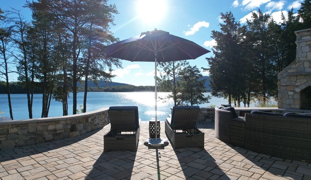 The Fun Spot 2 -Tranquil Home and Dock; Stunning Views of the Lake & Mtn- Enjoy!