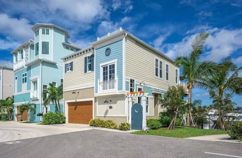 The Funky Fish Shack - Marina View with Boat Slip