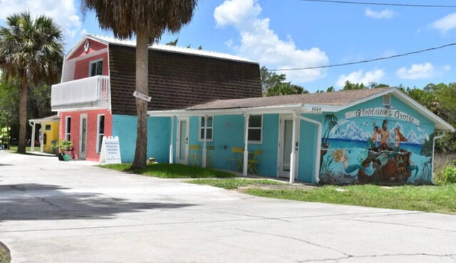 The Funky Flamingo - Neptune's Grotto Old Florida Adventure Retreats