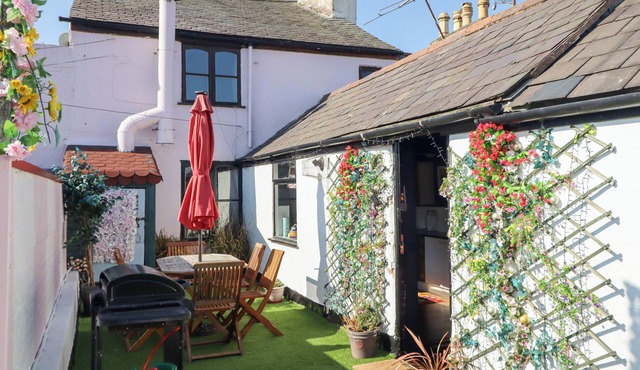 THE FUNKY FLAT, pet friendly, character holiday cottage in Holywell