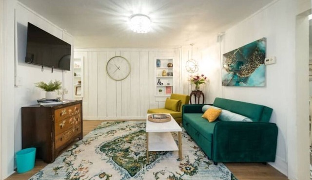 The Funky Flat-steps from Denton's nightlife!