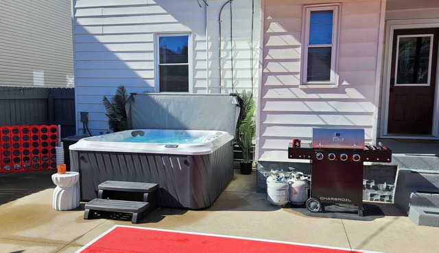 The Funky Fun Haus - Pickleball, Hot Tub, Arcade