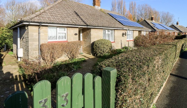 THE FURLONGS, family friendly, with a garden in Brading