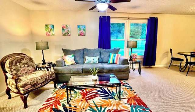 The Fuzzie Flamingo! 2bd/1bth w/trailer parking