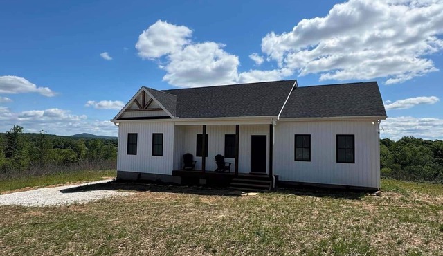 The Gabe Lincoln - Modern home with 40 acres of privacy in historic Appomattox