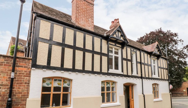 THE GABLES, family friendly, character holiday cottage in Warwick