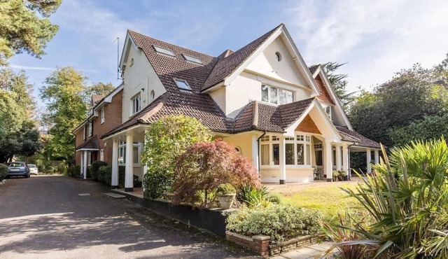 The Gables Penthouse-Short Walk to Branksome Chine