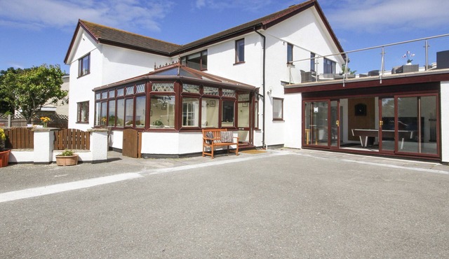 THE GABLES, pet friendly, with a garden in Trearddur Bay