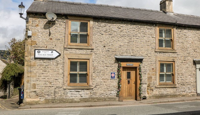 THE GABLES, pet friendly, with hot tub in Castleton, Peak District