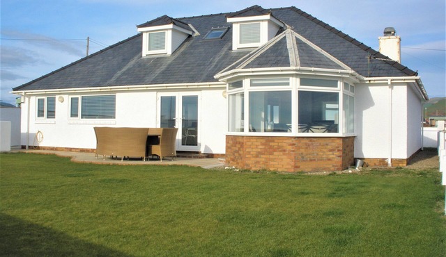 THE GABLES, pet friendly, country holiday cottage in Tywyn