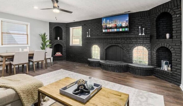 The Gahanna Cabana - Hot Tub! - Large 5 BR Home!