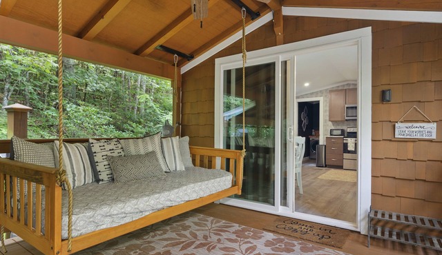 The Gala Getaway @ Backyard 🍎 Cottages