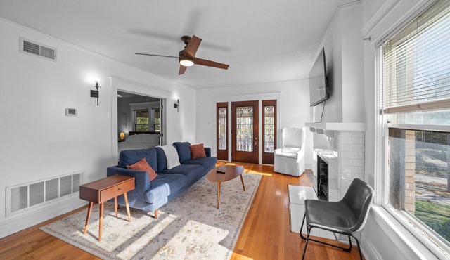The Gallery - Beautiful 2BD/1BA Westport Apartment with Balcony