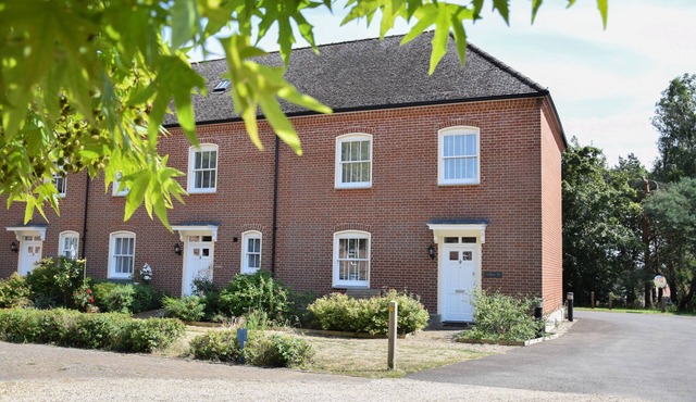 THE GALLERY, BLYTHBURGH, family friendly, with pool in Southwold