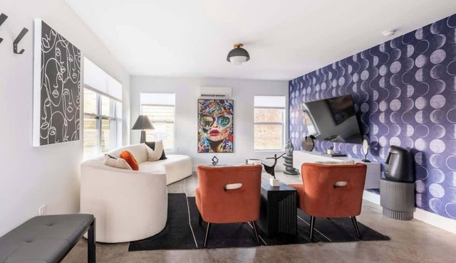 The Gallery House- Hot Tub and Designer Home