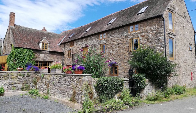 THE GALLERY, romantic, luxury holiday cottage in Strefford
