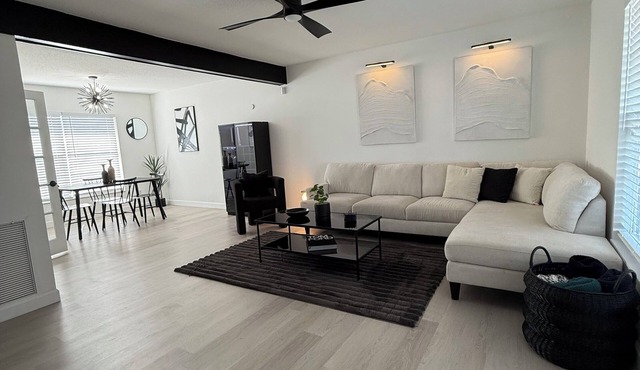 ‘The Gallery’ Spacious & Modern 4 Bedroom Getaway with Pool