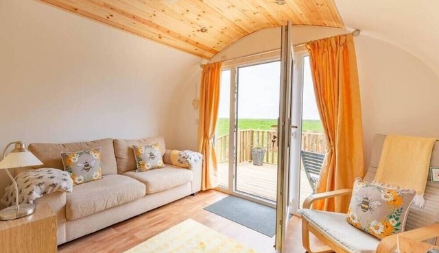 The Galloway Steading- The Beehive couples retreat cabin with Hot tub