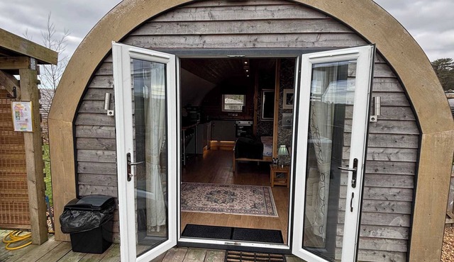 The Galloway Steading-The Herons Nest cabin with Hot Tub couples/families