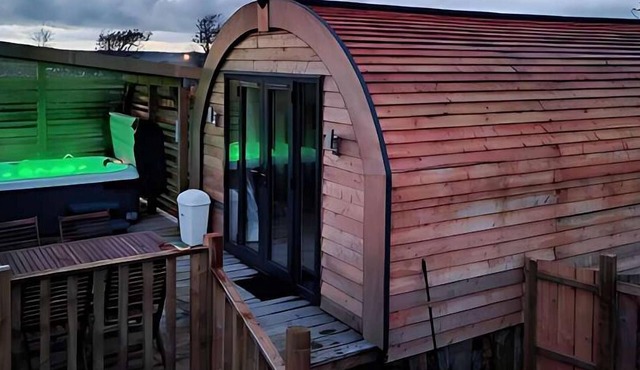 The Galloway Steading- The Fox's Den couples retreat cabin with Hot tub