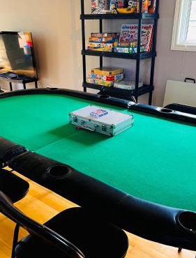 The Games House - Sleeps 8, 3 Bed, 3 Bath - Free Parking