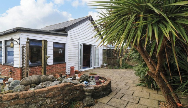 THE GAMES ROOM, pet friendly, with a garden in Bracklesham Bay