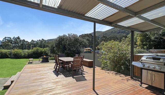 The Gap Holiday Cottage, Entertainers backyard, fire pit & fabulous views