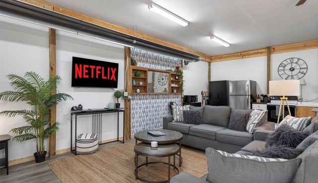 The Garage - Renovated - Caseville Beach - Golf - Kayak - Hike