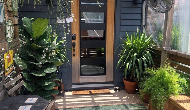 The Garage Suite – Eclectic Chic Studio in the Heart of Plano