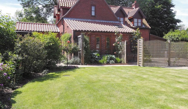 THE GARDEN APARTMENT - 28342