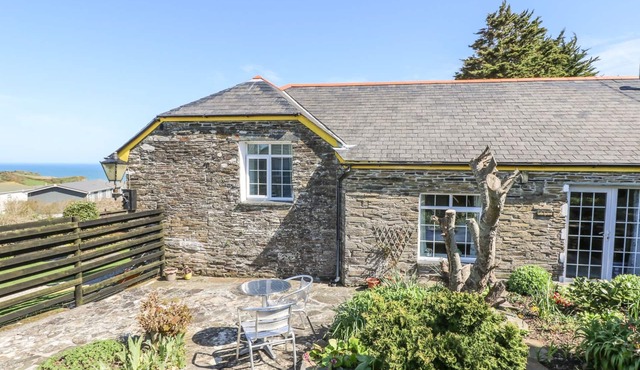 THE GARDEN APARTMENT, pet friendly, with open fire in Tintagel