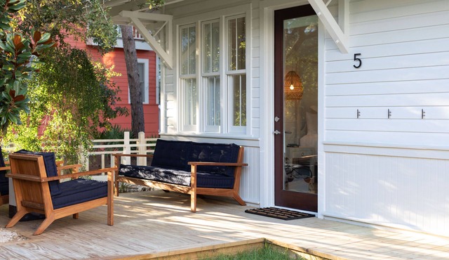 The Garden Bungalow King – Handicap Accessible, Walk to Beach + 2 Bikes!