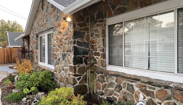 The Garden Cottage House with stunning large pool/jacuzzi, baby grand piano