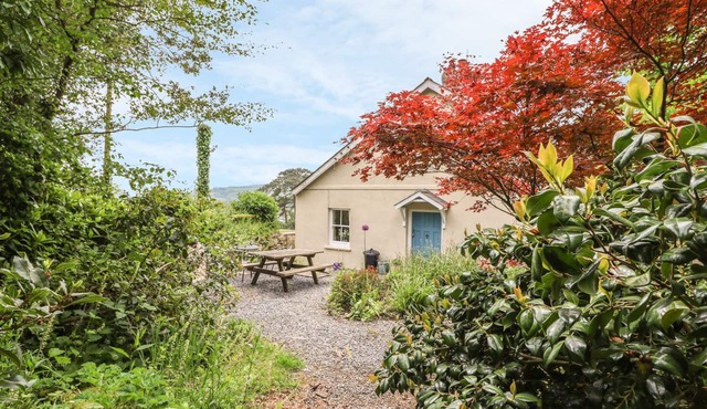 THE GARDEN COTTAGE, pet friendly, country holiday cottage in Kidwelly