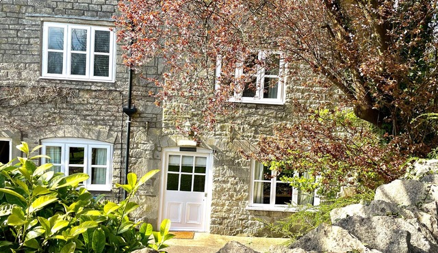 THE GARDEN COTTAGE, pet friendly, with open fire in Nailsworth