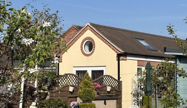 THE GARDEN COTTAGE, romantic, with a garden in Hinckley
