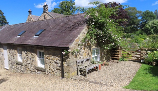 THE GARDEN COTTAGE, romantic, luxury holiday cottage in West Woodburn