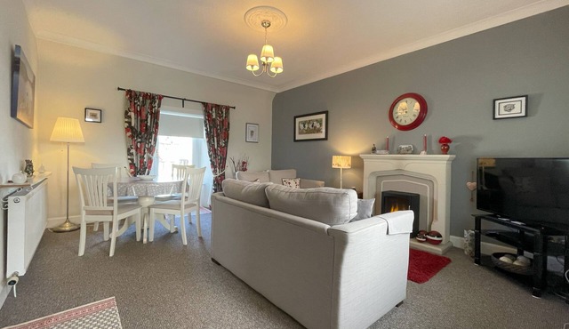 The Garden Flat - an apartment that sleeps 4 guests in 2 bedrooms