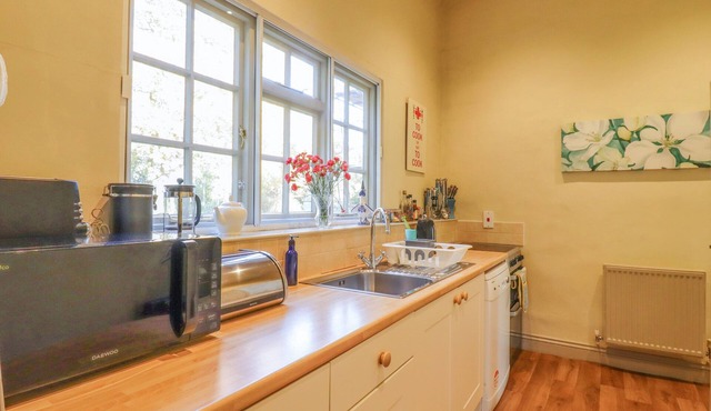 THE GARDEN FLAT AT HOLBECKS HOUSE, pet friendly in Hadleigh