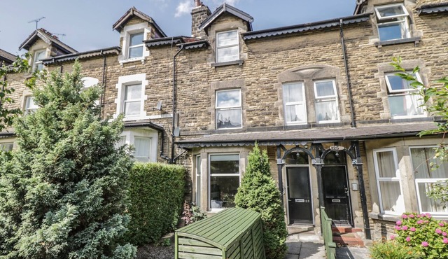THE GARDEN FLAT, family friendly, with a garden in Harrogate