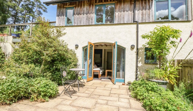 THE GARDEN FLAT, pet friendly, with a garden in Fort William