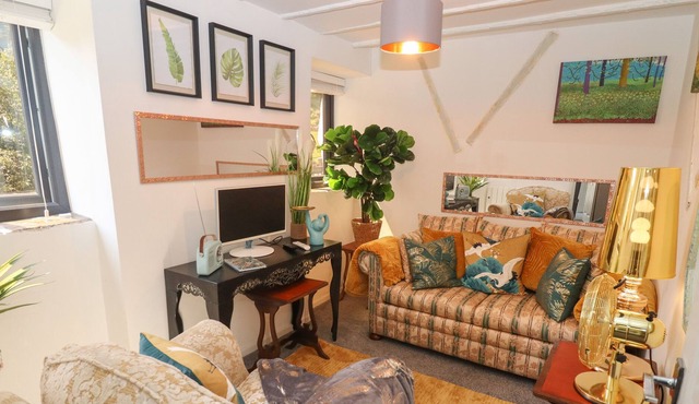 THE GARDEN FLAT, pet friendly, character holiday cottage in Blakeney